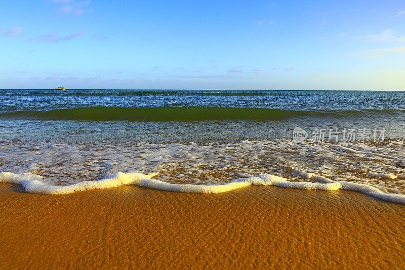 热带天堂:Praia do Forte海滩海浪日落，巴伊亚，巴西